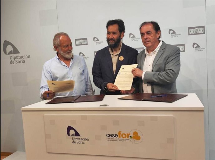 De izda a dcha, De Miguel, Sabín y Serrano firman el convenio entre Diputación de Soria y Cesefor