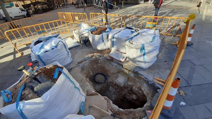 Archivo - Actuaciones de renovación de la red de agua potable y alcantarillado en plaza de España.