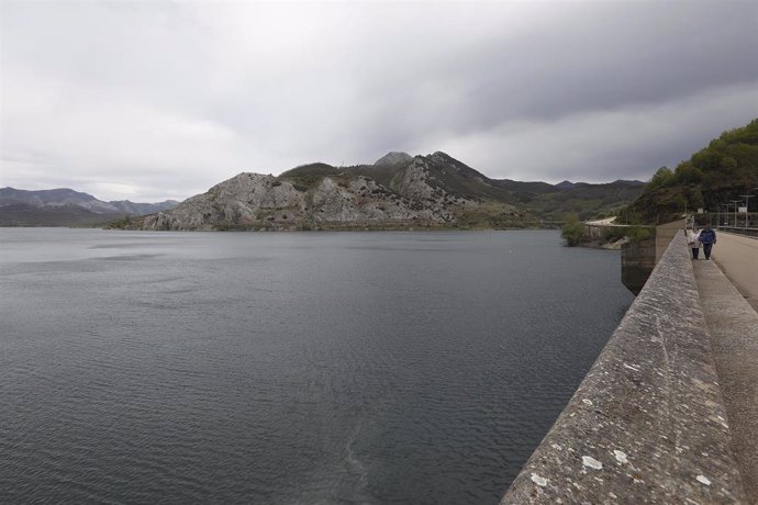 Archivo - Vista del embalse del río Porma, a 28 de abril de 2023, en León, Castilla y León (España). 