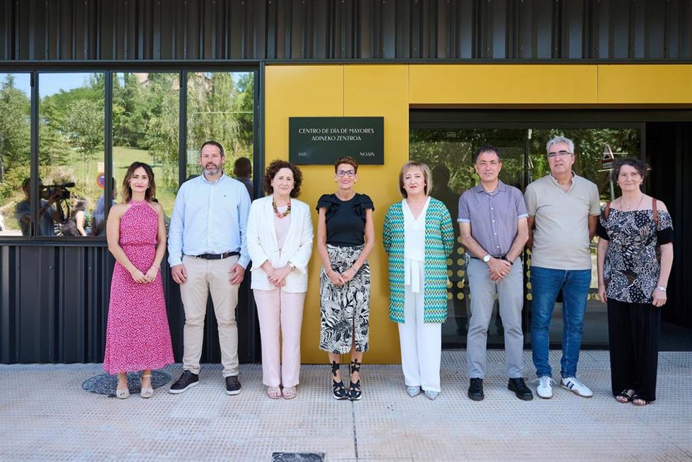La presidenta Chivite y la consejera Maeztu con algunas de las personas que las han acompañado en la visita.