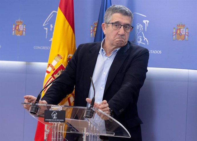 El portavoz del PSOE en el Congreso, Patxi López, durante una rueda de prensa posterior a la Junta de Portavoces, en el Congreso de los Diputados, a 18 de junio de 2024, en Madrid (España).