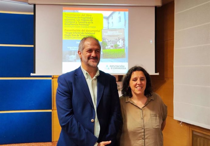 El diputado delegado de Archivos y Bibliotecas de la DPZ, José Manuel Latorre, junto a la autora del documental sobre los hogares infantiles de Calatayud y Tarazona .