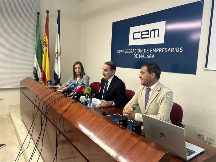 El presidente de la CEM, Javier González de Lara, interviene en la presentación del Informe Socioeconómico de la provincia.