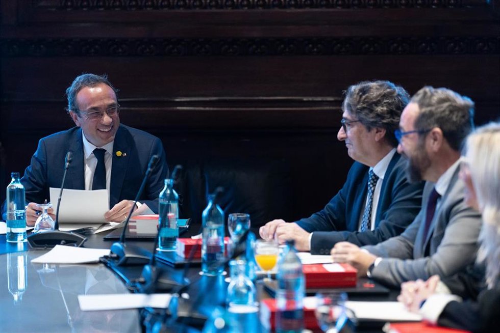 (I-D) El presidente del Parlament, Josep Rull; el vicepresidente segundo de la Mesa, David Pérez; y el secretario de la Mesa, Juli Fernández durante una reunión de la Mesa del Parlament de Catalunya, a 25 de junio de 2024, en Barcelona, Catalunya