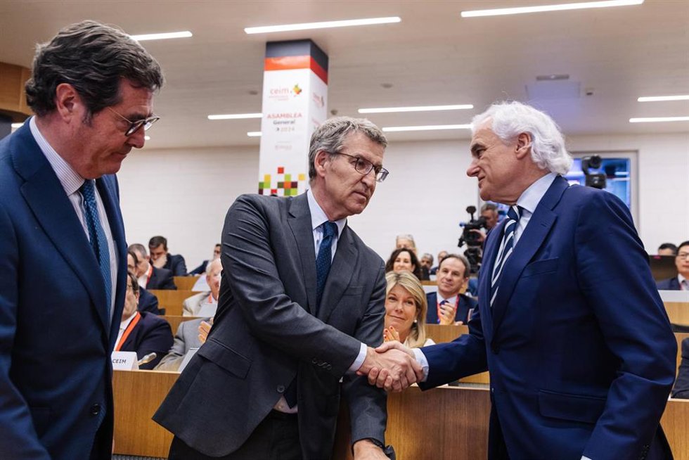(I-D) El presidente de CEOE, Antonio Garamendi, el presidente del Partido Popular, Alberto Núñez Feijóo; y el presidente de CEIM, Miguel Garrido; durante la clausura de la Asamblea General de CEIM 2024, a 25 de junio de 2024, en Madrid (España). La Asam