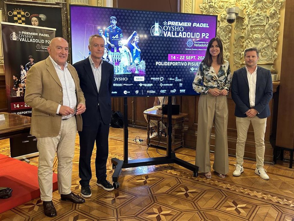 El alcalde de Valladolid, Jesús Julio Carnero, el director general del circuito Premier Padel, David Serrahima, la concejal de Turismo, Eventos y Marca Ciudad, Blanca Jiménez; y Juan Méndez, de Madison.