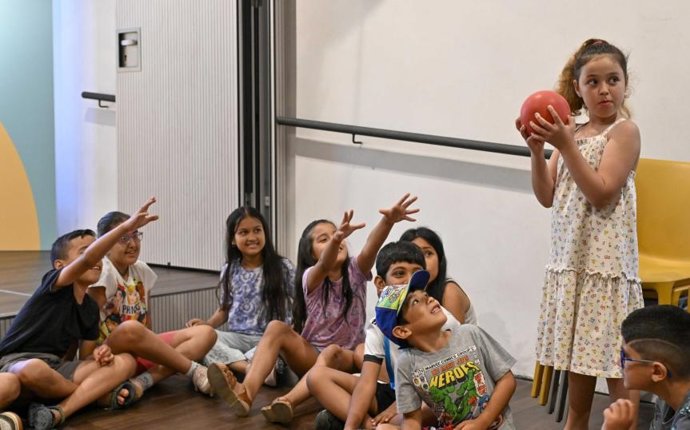 Niños y niñas en un taller de la Fundación de la Esperanza.