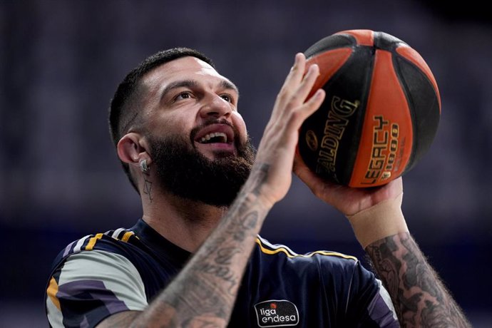 Vincent Poirier en el calentamiento de un partido con el Real Madrid en el Wizink Center