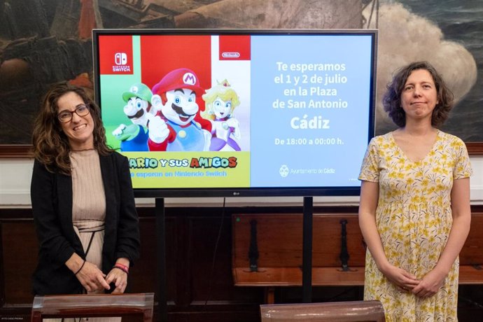 La concejala de Juventud e Infancia, Gloria Bazán, y Rosa Gil, del departamento de prensa de Nintendo Ibérica, presentan el evento Nintendo Switch Tour