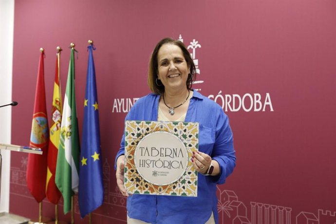 La teniente de alcalde delegada de Economía y Hacienda del Ayuntamiento de Córdoba, Blanca Torrent, con la distinción de taberna histórica.