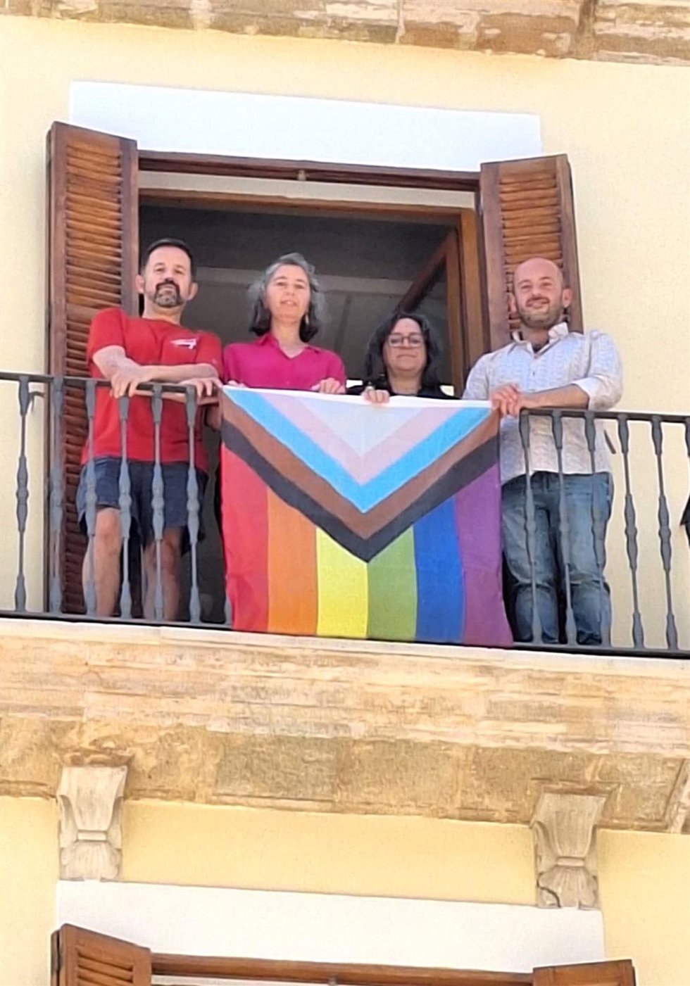 Los ediles de MÉS per Palma con la bandera Lgtbi.