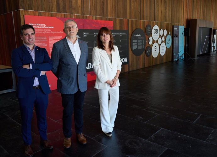 Miguel Moreno, el vicepresidente primero Félix Taberna y María Moya, hoy, en la presentación de la exposición sobre la nueva Marca Navarra.