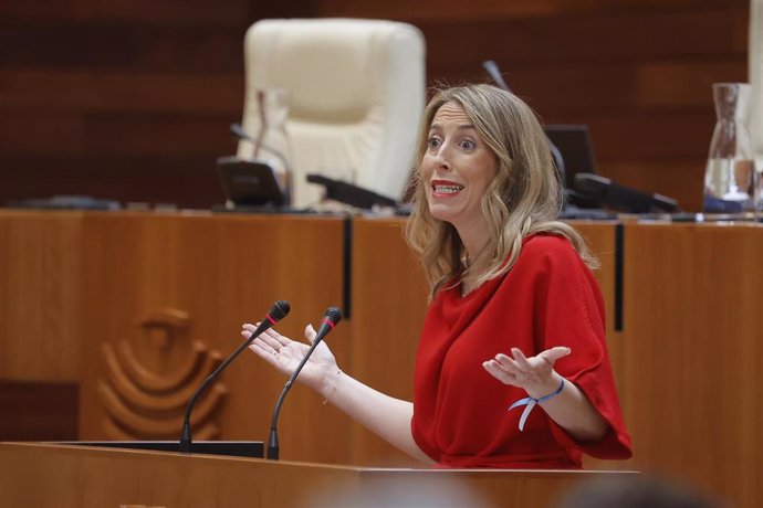 La presidenta de la Junta de Extremadura, María Guardiola, interviene durante la segunda sesión del debate sobre el estado de la región.