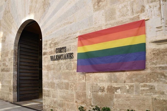 Archivo - Bandera arcoíris en la fachada de Les Corts