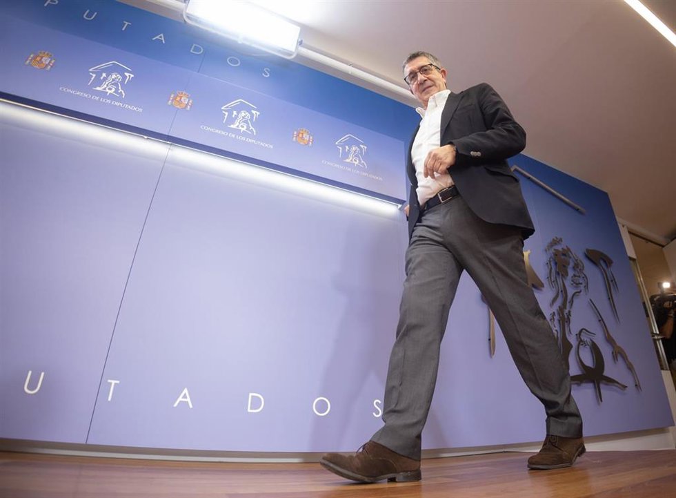El portavoz del PSOE en el Congreso, Patxi López, a su llegada a una rueda de prensa posterior a la Junta de portavoces, en el Congreso de los Diputados, a 25 de junio de 2024, en Madrid (España).