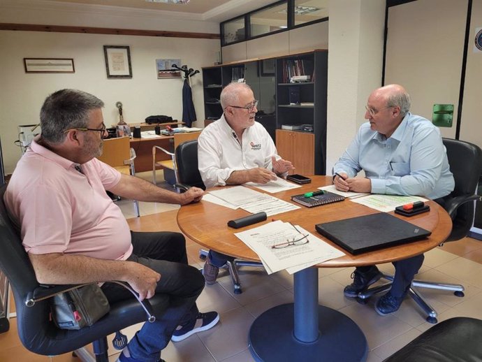 El director general de Transportes, Miguel Ángel Aína, conversa con el presidente de la Asociación Auto-taxi de Zaragoza, Miguel Ángel Perdiguero.