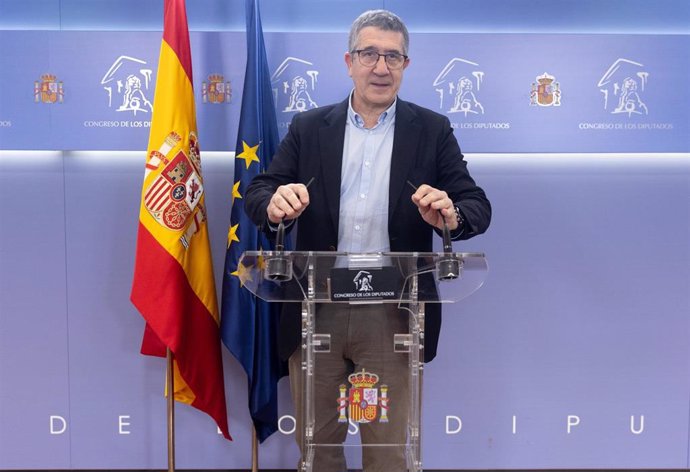 El portavoz del PSOE en el Congreso, Patxi López, durante una rueda de prensa 