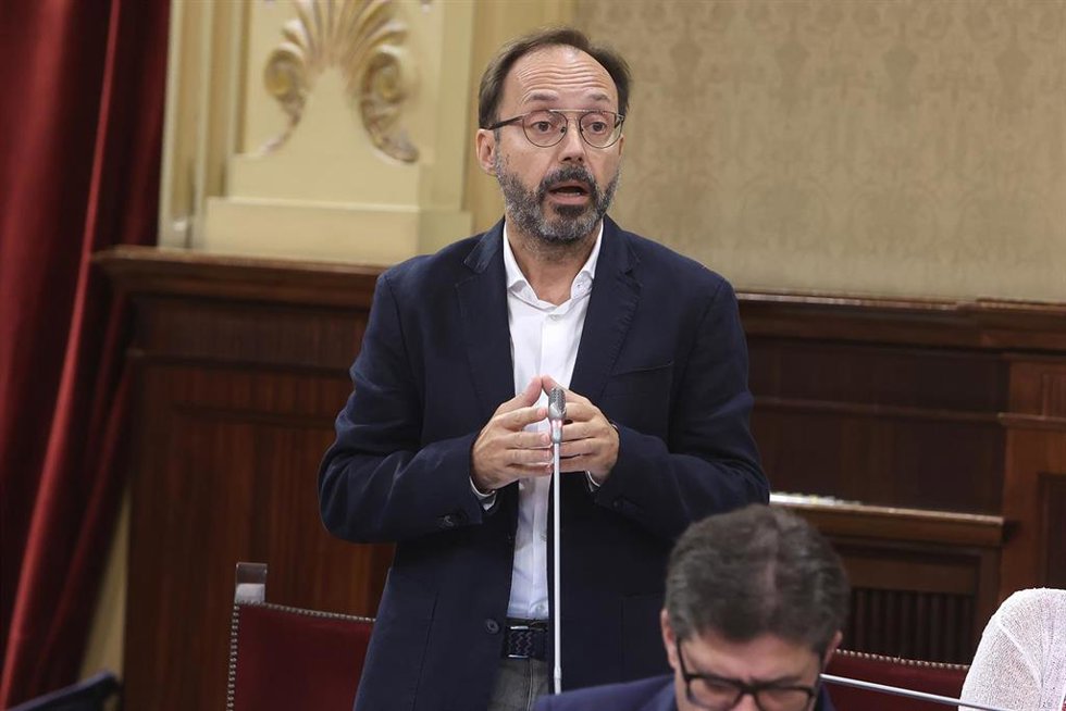 Archivo - El diputado autonómico de MÉS per Menorca, Josep Castells, durante una sesión de control en el Parlament balear.