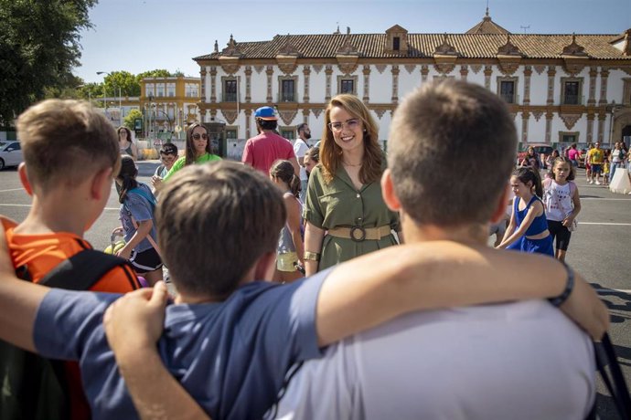 La delegada de Desarrollo Tecnológico, Transformación Digital y Juventud de la Diputación de Córdoba, Sara Alguacil, habla con niños participantes en los campamentos de Cerro Muriano.