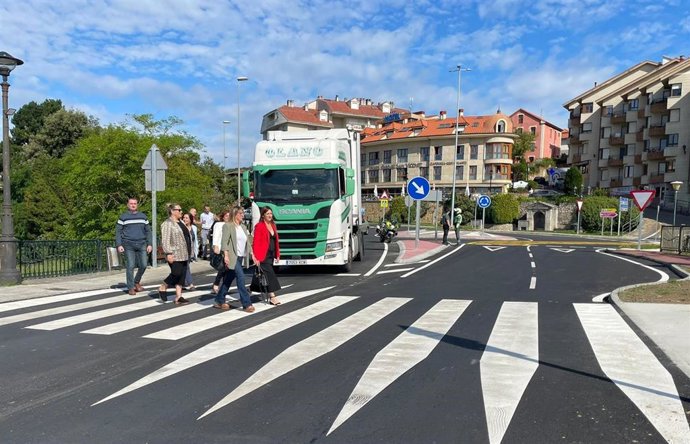 La delegada del Gobierno en Cantabria, Eugenia Gómez de Diego, y la alcaldesa de San Vicente de la Barquera , Charo Urquiza, visitan las obras de mejora de acceso al Puerto