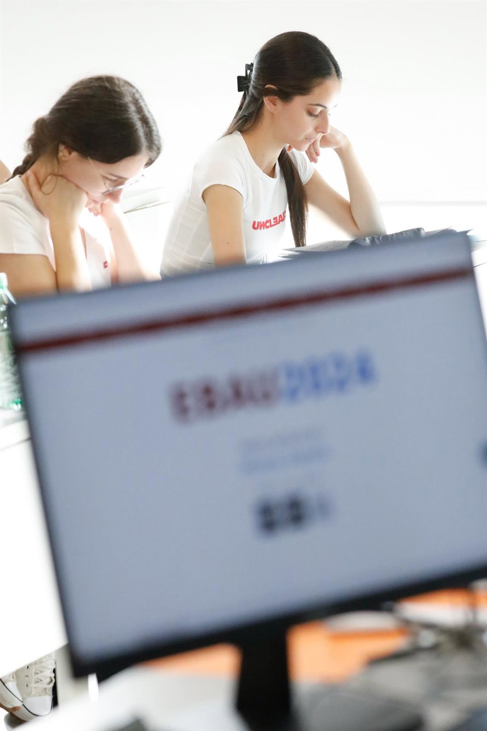 Estudiantes se examinan durante el primer día de las pruebas de la Evaluación del Bachillerato para el Acceso a la Universidad (EBAU), en la Universidad de Espinardo, a 5 de junio de 2024, en Murcia, Región de Murcia (España).