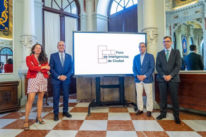 El alcalde de Málaga, Francisco de la Torre, junto al presidente de Smart City Cluster, Miguel Ángel Romero, presenta la primera edición del Foro de Inteligencias de Ciudad