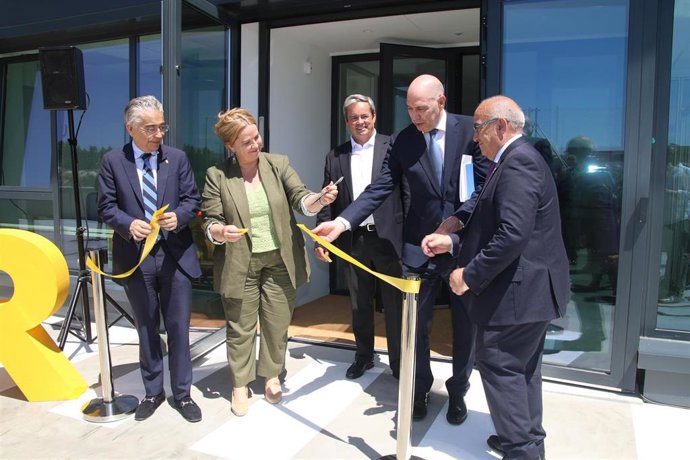 Momento del corte de cinta.