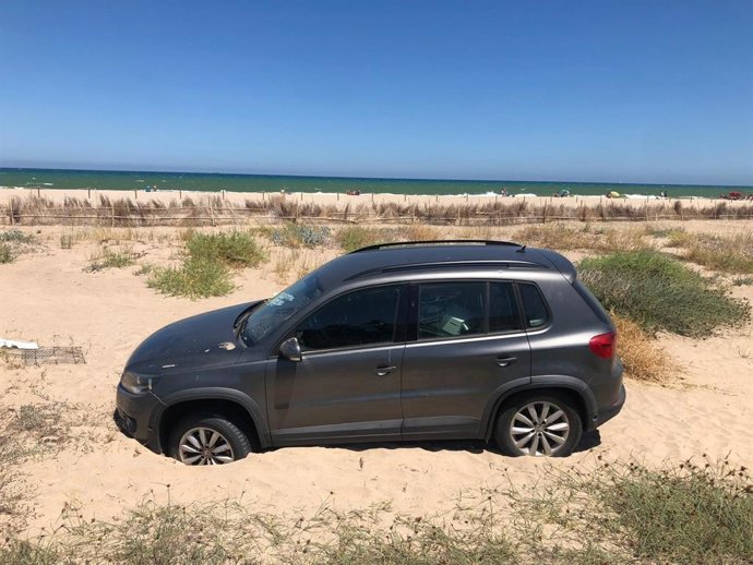 Imagen del coche atascado en la arena