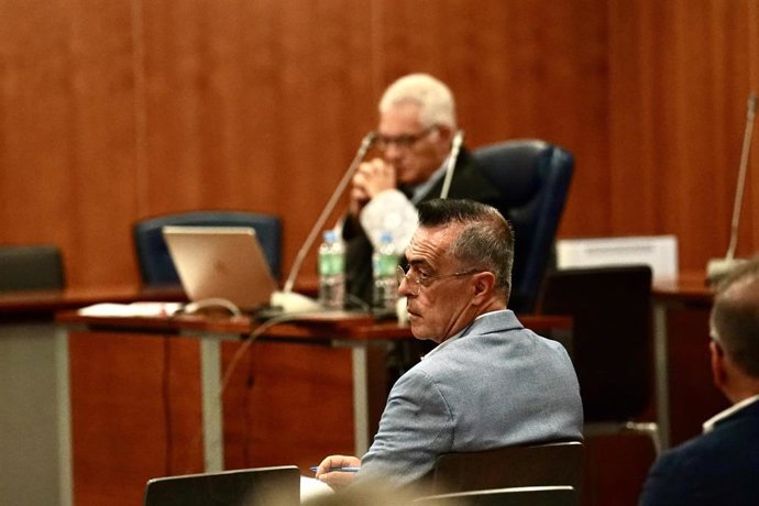 El exalcalde de Estepona, Antonio Barrientos (c), durante el juicio del caso 'Astapa'. sobre la supuesta corrupción política y urbanística en la localidad malagueña de Estepona.