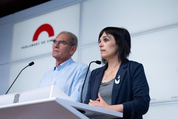 Archivo - El diputado de Aliança Catalana, Ramón Abad, y la cabeza de lista de Aliança Catalana, Silvia Orriols, en el Parlament