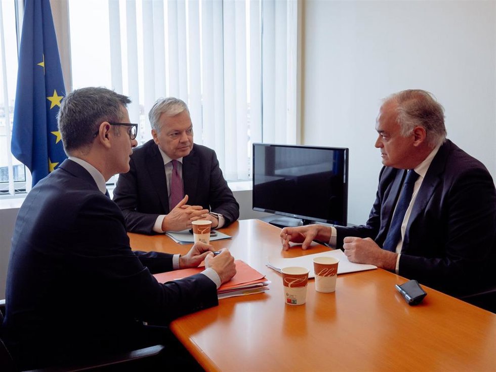 Archivo - (I-D) El ministro de Presidencia, Justicia y Relaciones con las Cortes del Gobierno de España, Félix Bolaños; el comisario europeo de Justicia Didier Reynders y el vicesecretario de Institucional del PP, Esteban González Pons, durante una reun