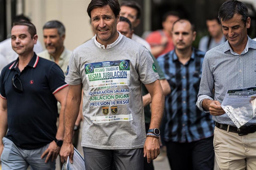 Policías y guardias civiles presentan en el registro del Ministerio del Interior una carta para pedir una jubilación anticipada como otros cuerpos autonómicos y locales