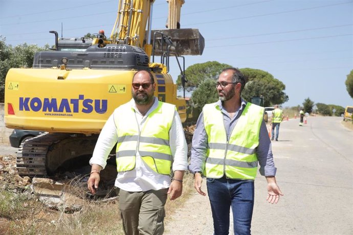 El diputado provincial Javier Bello en las obras de la carretera entre Puerto Real y la barriada jerezana de La Ina.