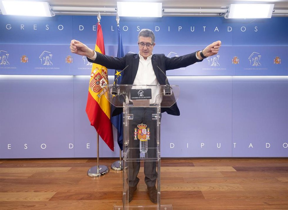El portavoz del PSOE en el Congreso, Patxi López, durante una rueda de prensa posterior a la Junta de portavoces, en el Congreso de los Diputados, a 25 de junio de 2024, en Madrid (España).