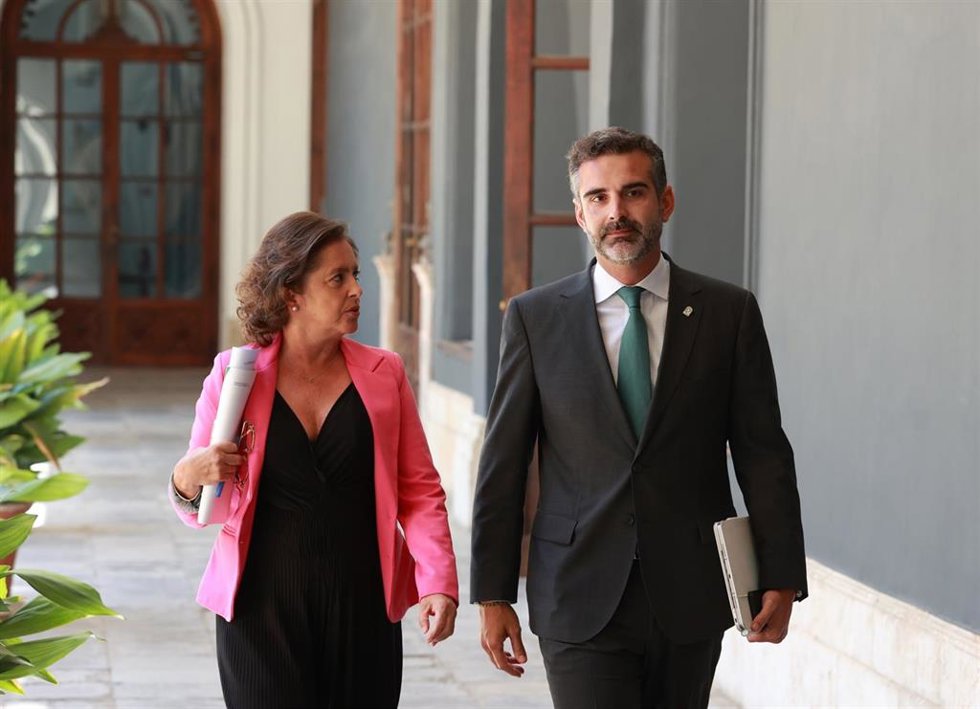 El consejero de Sostenibilidad, Medio Ambiente y Economía Azul y portavoz del gobierno andaluz, Ramón Fernández-Pacheco, y la consejera de Salud y Consumo, CatalinaGarcía, a su llegada a la rueda de prensa. A 25 de junio de 2024, en Sevilla.