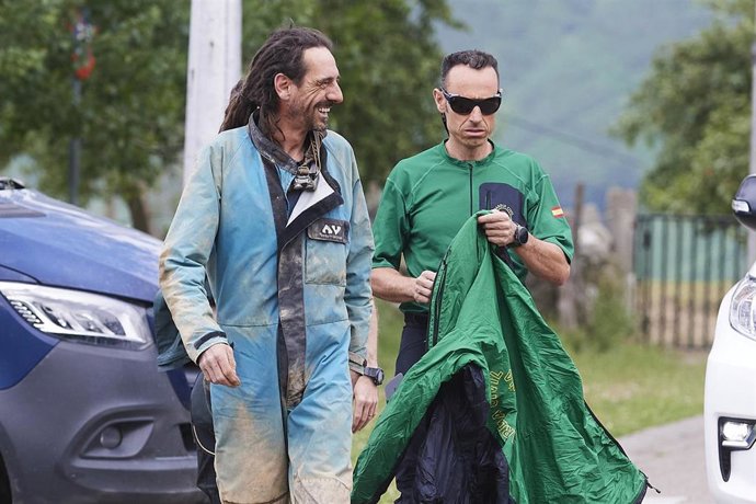 El espeleólogo rescatado llega al Pabellón de La Gándara de Soba