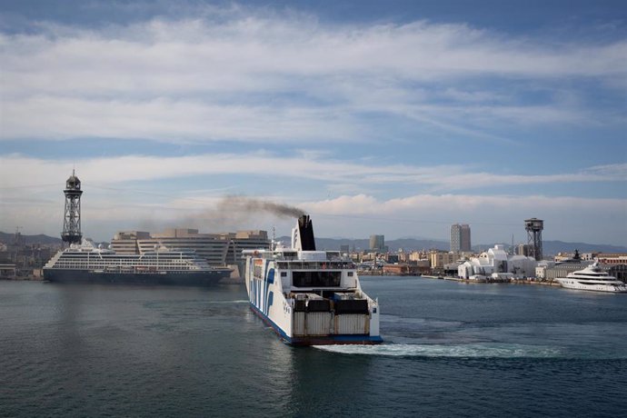 Archivo - Un crucero entra a la terminal de cruceros del Puerto de Barcelona, visto desde el Puente de la Puerta de Europa.