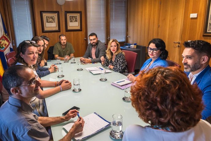 La presidenta del Cabildo de Tenerife, Rosa Dávila, en una reunión con colectivos LGTBI