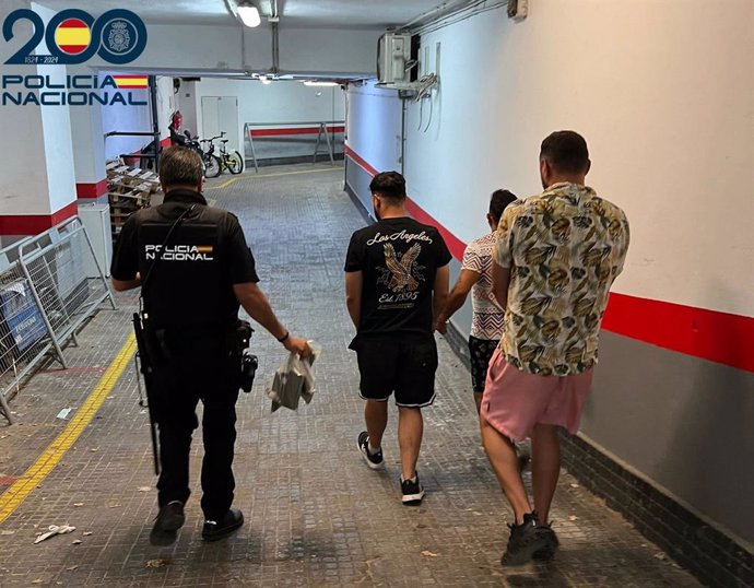 Agentes de la Policía Nacional con dos de los carteristas detenidos en Playa de Palma.