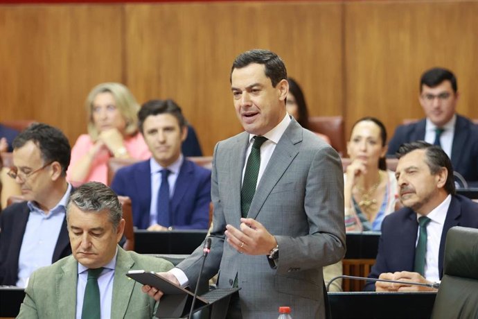 El presidente de la Junta de Andalucía, Juanma Moreno, en una imagen de archivo en su escaño en el Parlamento de Andalucía.