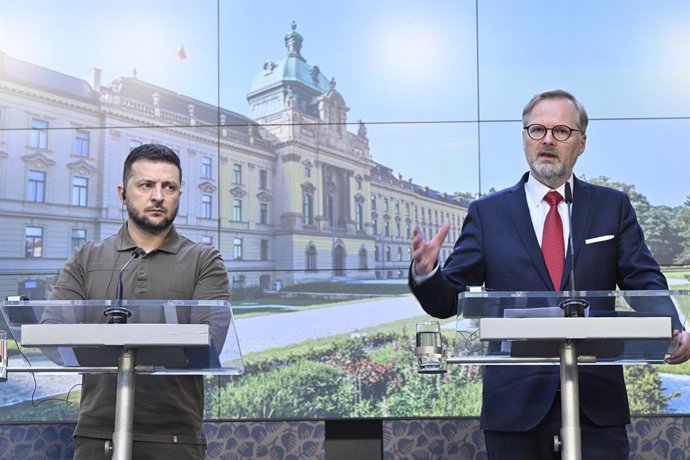 Archivo - 07 July 2023, Czech Republic, Prague: Czech Republic's Prime Minister Petr Fiala (R) and Ukrainian President Volodymyr Zelensky hold a joint press conference following their meeting. Photo: ?imánek Vít/CTK/dpa