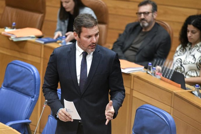El conselleiro de Cultura, Lingua e Xuventude, José López Campos, responde en el pleno de la Cámara a una pregunta