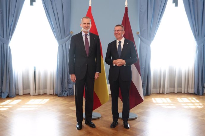 El Rey Felipe VI (i) junto al Presidente de la República de Letonia, Edgars Rinkevics (d), a su llegada al Castillo de Riga, donde tuvo lugar el almuerzo oficial, a 25 de junio de 2024, en Riga (Letonia). El Rey Felipe VI, que se encuentra de viaje oficia