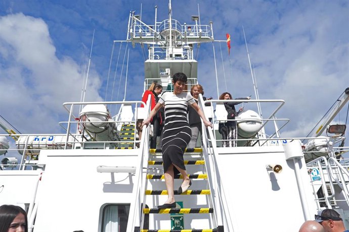 Archivo - La ministra de Inclusión, Seguridad Social y Migraciones, Elma Saiz, durante su visita al buque hospital 'Juan de la Cosa', del Instituto Social de la Marina (ISM) en Santander