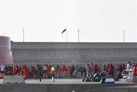 El PP acusa al Gobierno de enfrentar a las CCAA con el reparto de menores migrantes y PSOE le pide acciones