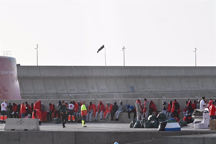 Archivo - Decenas de migrantes son atendidos por los equipos de Emergencias de Canarias, en el Puerto de La Estaca, a 23 de enero de 2023, en El Hierro, Santa Cruz de Tenerife, Tenerife, Canarias (España).