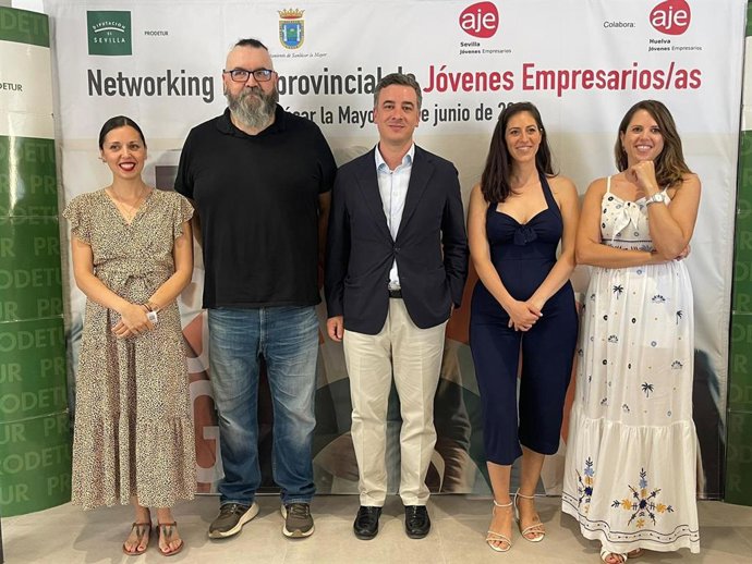 Casi un centenar de jóvenes empresarios se reúnen en Sanlúcar la Mayor en el Encuentro Provincial de Negocios.