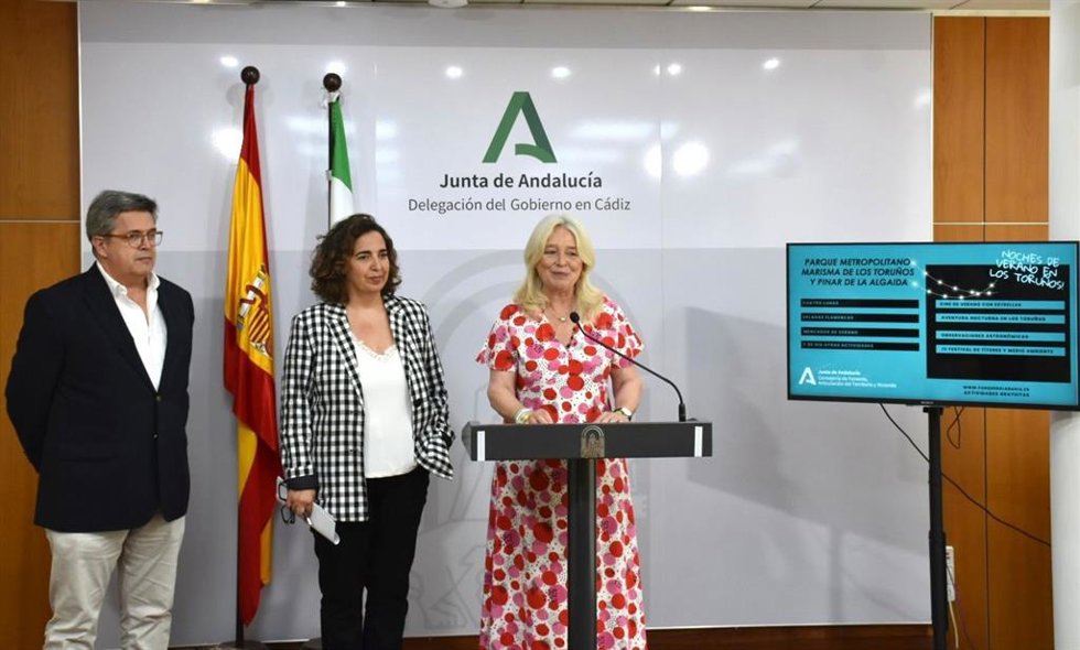 La delegada del Gobierno de la Junta de Andalucía en Cádiz, Mercedes Colombo, presenta la programación de este verano en el parque metropolitano Marisma de los Toruños y Pinar de la Algaida en El Puerto de Santa María (Cádiz).