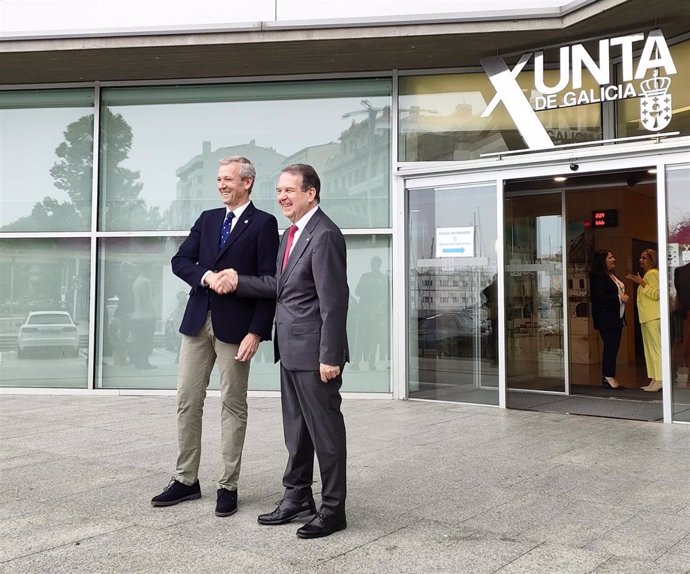 El presidente de la Xunta, Alfonso Rueda, y el alcalde de Vigo, Abel Caballero, posan antes de mantener una reunión a 25 de junio de 2024, 9 años después de la última reunión entre el regidor y un presidente gallego.