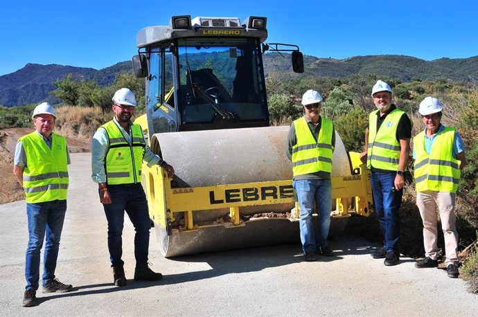 Visita a la vía pecuaria cordel de Los Jarales al Romeral en Los Guájares, con el alcalde, Antonio Mancilla (2i), y el delegado de Sostenibilidad de la Junta en Granada, Manuel Francisco García (2d)